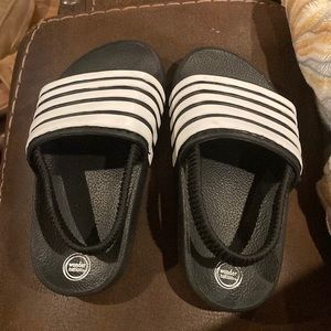Wonder Nation boys slides size 7/8 black and white
